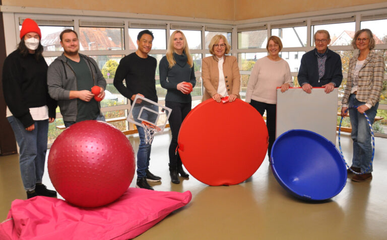 v.l.n.r. Julia Zorn und Felix Hengelbrock (pädagogische Mitarbeitende der Don Bosco Tagesgruppe), Jan Eisenblätter und Annette Wösten (OsnaBRÜCKE e.V.), Eva Maria Westermann, Monika Schnellhammer, Thomas Deppen (Caritas-Stiftungsfonds „Horizont“) und Barbara Einhorn (stellv. Einrichtungsleiterin Don Bosco) freuen sich über die neue Ausstattung für den Toberaum. / Foto: Caritas/ Nadin Kohlbrecher