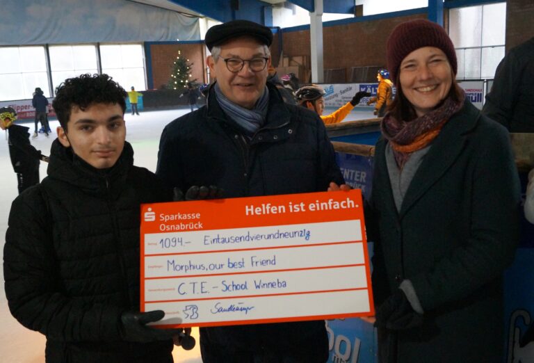 (von links) Schülersprecher Hassan Semmo, Schulleiter Martin Sandkämper und Projektleiterin „Schulfest der Kulturen“ Julia Warnke