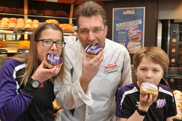 von links: Dr. Janina Braun (VfL Osnabrück), Jörg Berelsmann (Geschäftsführer Bäckerei Berelsmann) und der Sohn von Jörg Berelsmann genießen die VfL-Berliner. / Foto: Bäckerei Berelsmann