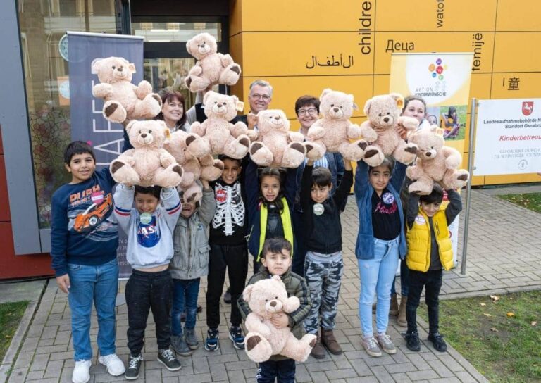 Die Kinder freuen sich über ihre Bären. / Foto: Hermann Pentermann