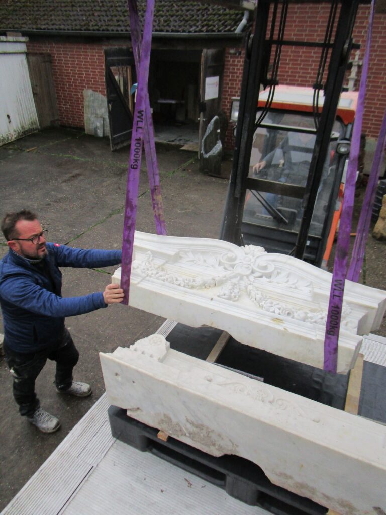 Verladen der historisch wertvollen Werkstücke aus Marmor in der Steinmetzwerkstatt der Firma Wennemer. / Foto: Museumsquartier Osnabrück (Thorsten Heese)
