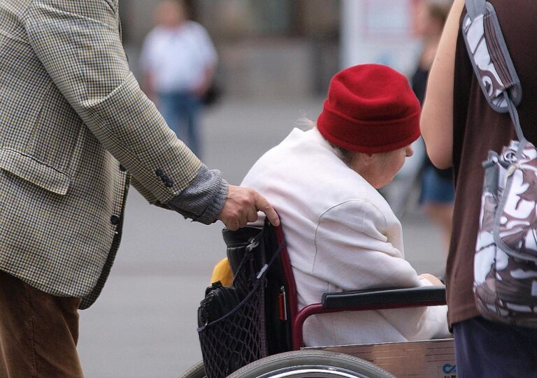 Deutlich mehr Menschen als pflegebedürftig eingestuft
