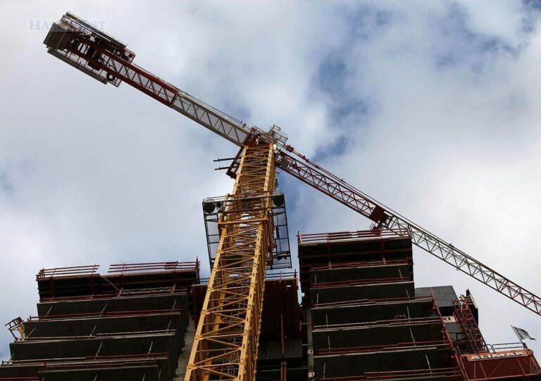 Baukran auf Baustelle