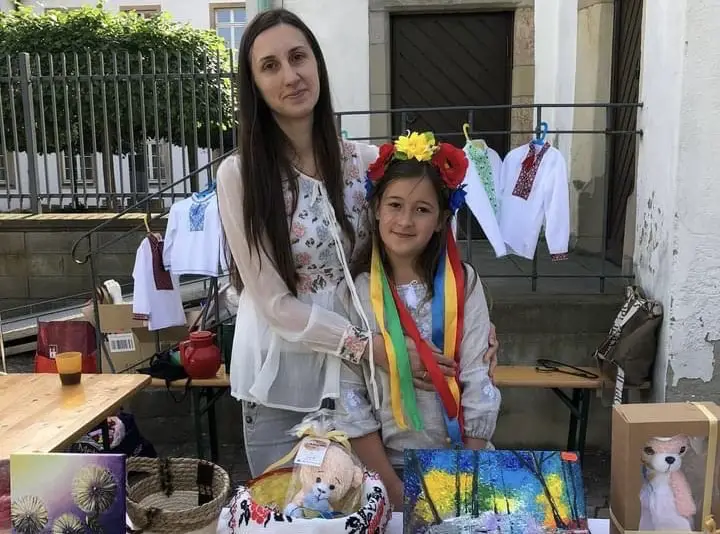 Irina Glushchenko (li.) bei einer Wohltätigkeitsmesse in der ukrainischen Gemeinde im Sommer. / Foto: Irina Glushchenko