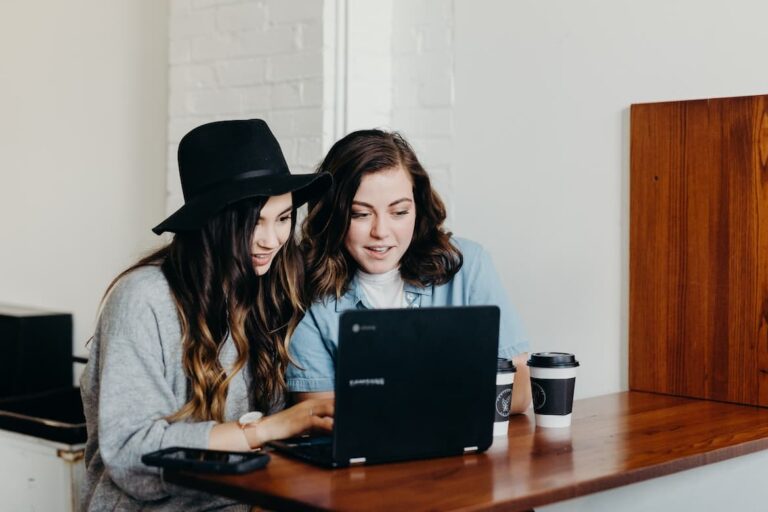 junge Frauen am Laptop