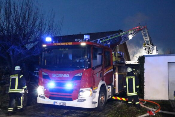 Garagenbrand droht auf Wohnhaus und Nachbargrundstück in Wallenhorst überzugreifen