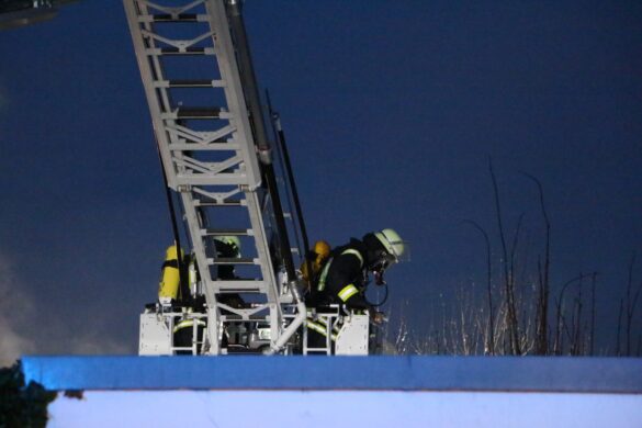 Garagenbrand droht auf Wohnhaus und Nachbargrundstück in Wallenhorst überzugreifen