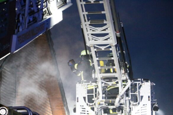 Garagenbrand droht auf Wohnhaus und Nachbargrundstück in Wallenhorst überzugreifen