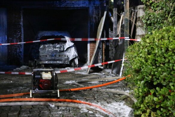 Garagenbrand droht auf Wohnhaus und Nachbargrundstück in Wallenhorst überzugreifen
