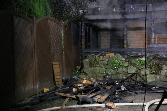 Garagenbrand droht auf Wohnhaus und Nachbargrundstück in Wallenhorst überzugreifen