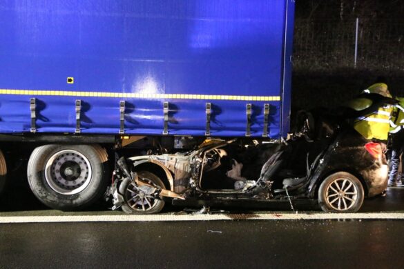 Tödlicher Unfall: PKW kracht unter LKW auf der Autobahn A1