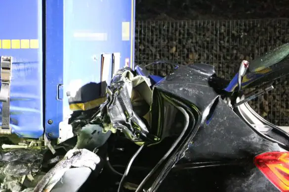 Tödlicher Unfall: PKW kracht unter LKW auf der Autobahn A1