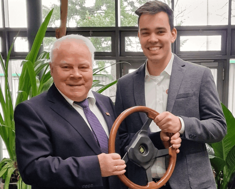 Gerhard Pötter übergibt das „Steuerrad“ an seinen Enkel Louis Pötter. / Foto: PÖTTER-KLIMA