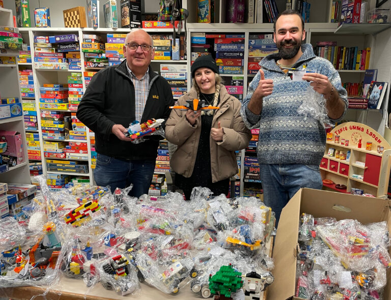 (von links) Gerne nahm Franz-Josef Spreckelmeyer in der Hagener Wunder-Werkstatt die Lego-Bauwerke aus dem Jugendkulturschuppen Mettingen von Jeanette Klobeck und Ulrich Quandt entgegen. / Foto: Göztok/Jugendkulturschuppen Mettingen.