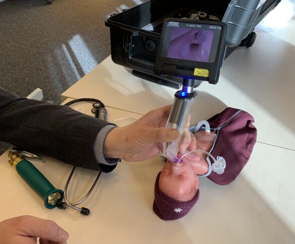 Insgesamt drei Bildschirme stehen den Ärzteteams bei der Arbeit an Paul zur Verfügung. / Foto: Guss