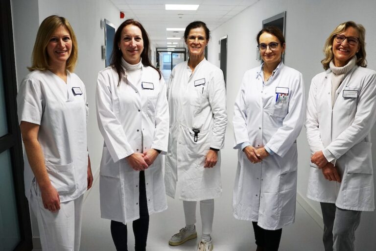 Am Onco-Path-Projekt sind unter anderem (von links) Anke Gopp, Katrin Plümer (Onco-Coaches), Chefärztin Dr. Petra Hoffknecht, Oberärztin Dr. Kerstin Lüdtke-Heckenkamp und Oberärztin Dr. Elisabeth Thiemann beteiligt. / Foto: Daniel Meier/FHH