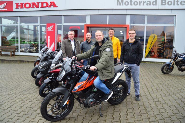 Der Start in die nächste Motorradsaison steht an. Zu einer sicheren Fahrweise trägt das Sicherheitstraining des Landkreises Osnabrück bei. Für das Angebot werben (von links) Kreisrat Winfried Wilkens, Marcel Bolte (Verkaufsleitung Motorrad Bolte), Trainer Marc Hoffmann, Thomas Riepenhoff (Landkreis Osnabrück) und Trainer Fabian Kampwerth. / Foto: Landkreis Osnabrück/Henning Müller-Detert