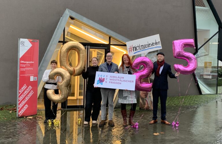 Zwei Jubiläen im Jubiläumsjahr: Die Kunsthalle (li.: Anna Jehle und Juliane Schickedanz, Direktorinnen der Kunsthalle Osnabrück) wird 30 Jahre alt, das Felix-Nussbaum-Haus (re.: Nils-Arne Kässens, Direktor des Museumsquartiers Osnabrück) 25 Jahre. Außerdem im Bild: Erster Stadtrat Wolfgang Beckermann und Patricia Mersinger (Leiterin des städtischen Fachbereichs Kultur). / Foto: Guss