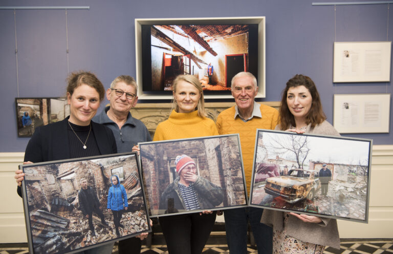 (von links) Katharina Pfaff und Bernard Wolinski (Museum im Kloster) präsentieren mit Ludmilla Schneider, Franz Buitmann (Kreisheimatbund Bersenbrück) und Lena Kreifelts-Dieckmeyer die Portraits des ukrainischen Fotografen Andriy Oleksienko. / Foto: Landkreis Osnabrück, Uwe Lewandowski
