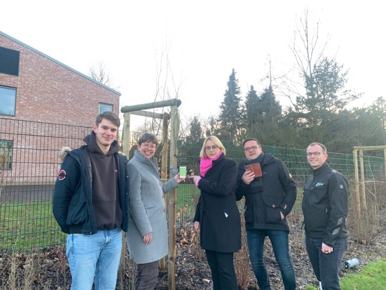 (von links) Schüler Lasse Budke, Schulleiterin Ute Wielange, Oberbürgermeisterin Katharina Pötter, Martin Kuppelmayr (SWO Netz) und Daniel Mentrup von iotec freuen sich über die Pflanzensensorik am EMA -Gymnasium. / Foto: Emrich