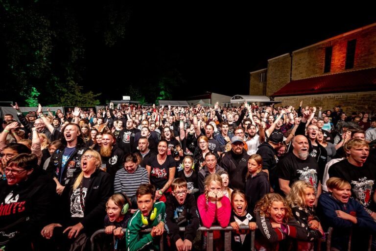 Mitten im Ort verwandelt sich jedes Jahr im September das Kirchengelände in ein Festivalgelände. / Foto: Björn Plantholt | Fotokrat