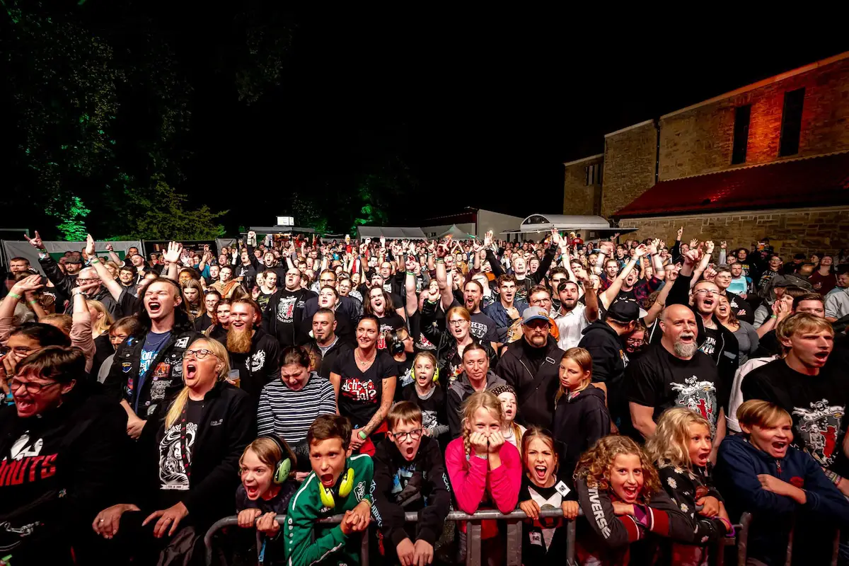Mitten im Ort verwandelt sich jedes Jahr im September das Kirchengelände in ein Festivalgelände. / Foto: Björn Plantholt | Fotokrat