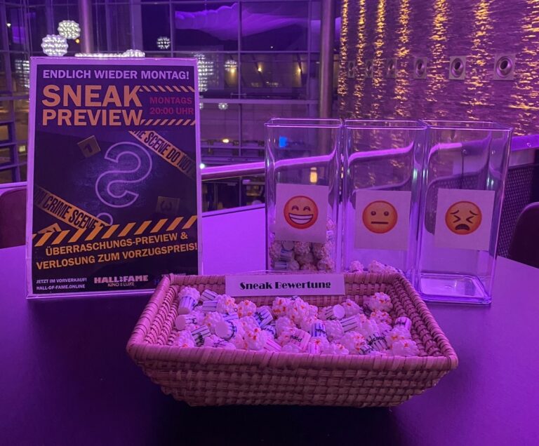 Mit Popcorn gaben die Sneaker ihre Bewertung zu „Ein Mann Namens Otto“ ab. / Foto: Hall of Fame