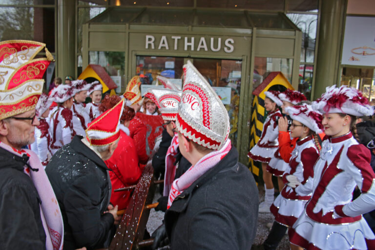 Rammbock und Konfettikanone werden auch in 2023 zum Einsatz kommen. Der Rathaussturm durch die örtlichen Karnevalsvereine wird erneut der Auftakt zum Hüttensonntag sein. / Foto: Stadt Georgsmarienhütte/ Niklas Otten