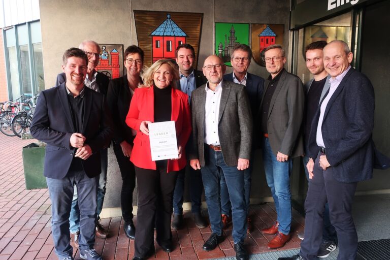 Erfolgreiche Anerkennung: Der Verflechtungsraum „Hufeisen“ ist nun LEADER-Region und konnte dafür vor kurzem die Anerkennungsplakette im Osnabrücker Kreishaus entgegennehmen. / Foto: Amt für regionale Landesentwicklung Weser-Ems