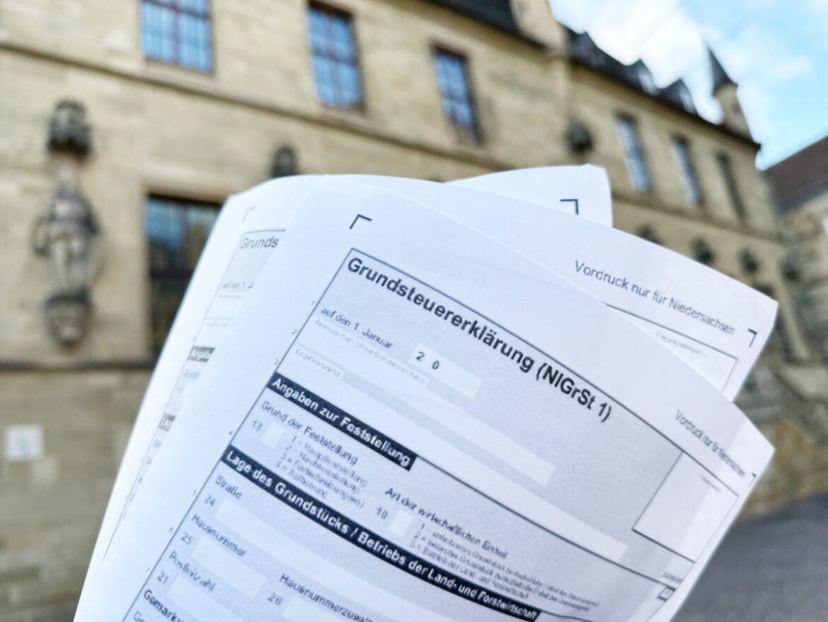 Grundsteuerformulare vor dem Osnabrücker Rathaus