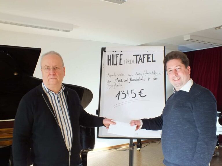Hermann Große-Marke (links) freut sich über die von der städtischen Musik- und Kunstschule gesammelten Publikumsspenden, die ihm von Schulleiter Jörg Krah überreicht werden. / Foto: Stadt Osnabrück