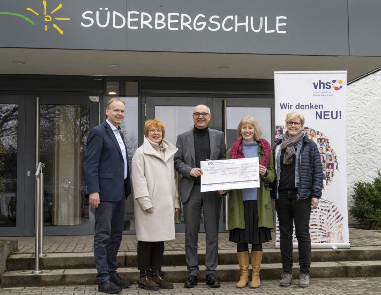 Bankvorstand Thomas Ruff überreicht den symbolischen Spendenscheck an Jörg Temmeyer und die Vertreter/-innen der vhs Osnabrücker Land. (von links) Jörg Temmeyer, Karin Patzelt-Borgschulte, Thomas Ruff, Tanja Pöhler, Ann-Britt Striemer / Foto: vhs Osnabrücker Land