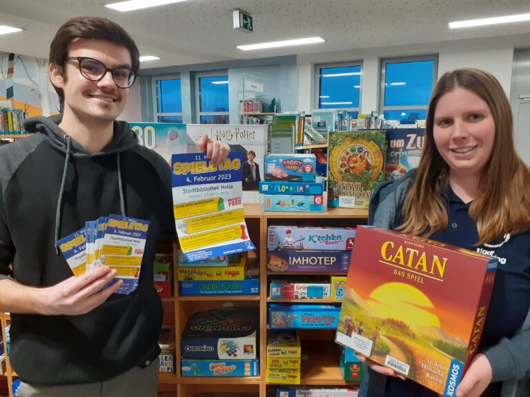 Rühren die Werbetrommel für den 11. Meller Spieletag: Torben Bextermöller und Janneke Schlörmann vom Stadtjugendring Melle e.V. / Foto: Stadt Melle