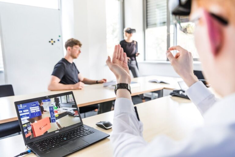 Virtuelle Lehre wird auch an Universitäten immer wichtiger. Die Uni Osnabrück konnte nun Fördergelder für drei innovative Lehrformate einwerben. / Foto: Simone Reukauf
