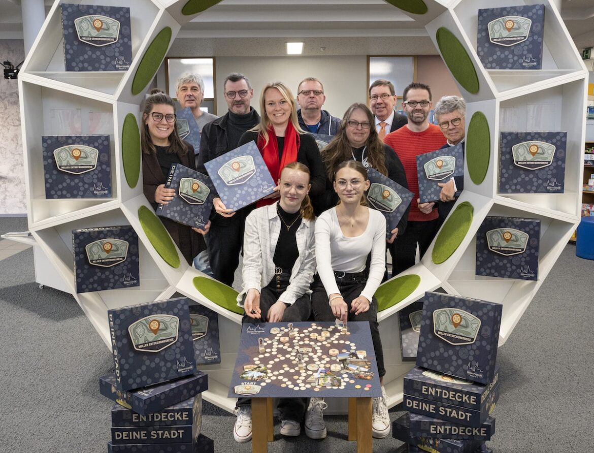 Die Spieleentwicklerinnen Finja Gieseking und Emely Panhorst (vorne) mit den anderen Projektbeteiligten. / Foto: Hermann Pentermann