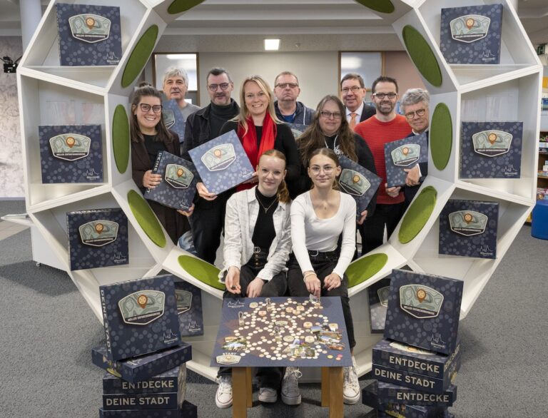 Die Spieleentwicklerinnen Finja Gieseking und Emely Panhorst (vorne) mit den anderen Projektbeteiligten. / Foto: Hermann Pentermann