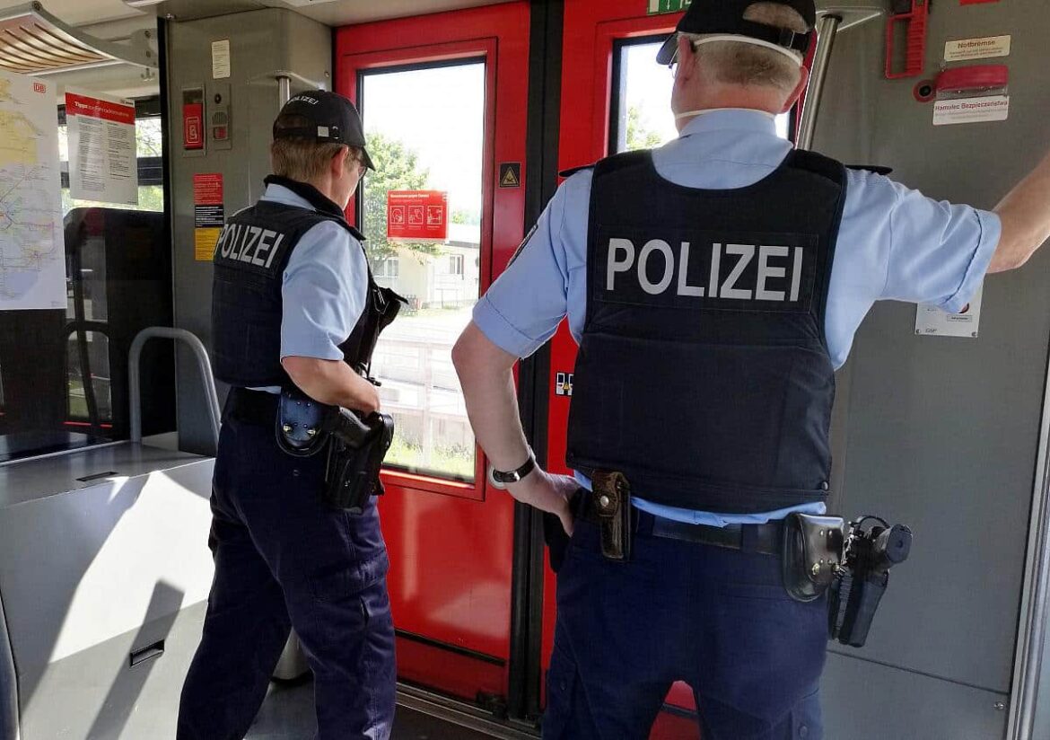 (Symbolbild) Bundespolizei im Zug