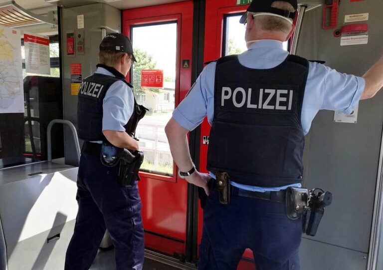 (Symbolbild) Bundespolizei im Zug