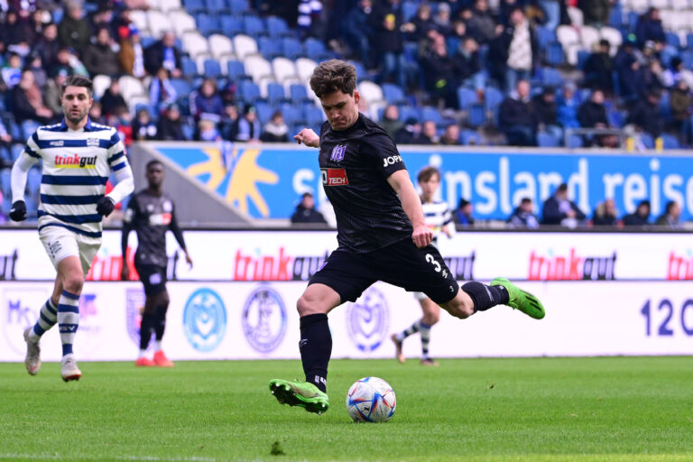 Tor zum 0:1 durch Florian Kleinhansl. / IMAGO / kolbert-press