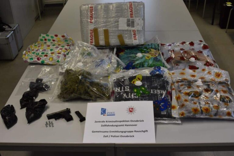 Illegale Fracht: Rund 7 Kilogramm Marihuana versuchten Drogendealer auf dem Postwege von Spanien nach Osnabrück zu verschicken - ohne Erfolg. Polizei und Zoll stellten die Drogen wie auch eine Schreckschusswaffe sicher und nahmen zwei Männer fest. / Foto: GER Osnabrück
