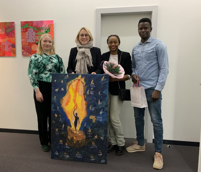 Oberbürgermeisterin Katharina Pötter (2. von links) überreichten jetzt (von links) Carla Wiendieck, Julie Tiemann-Nataga und Diamé Cissé ein Sponsorengemälde. / Foto: Emrich