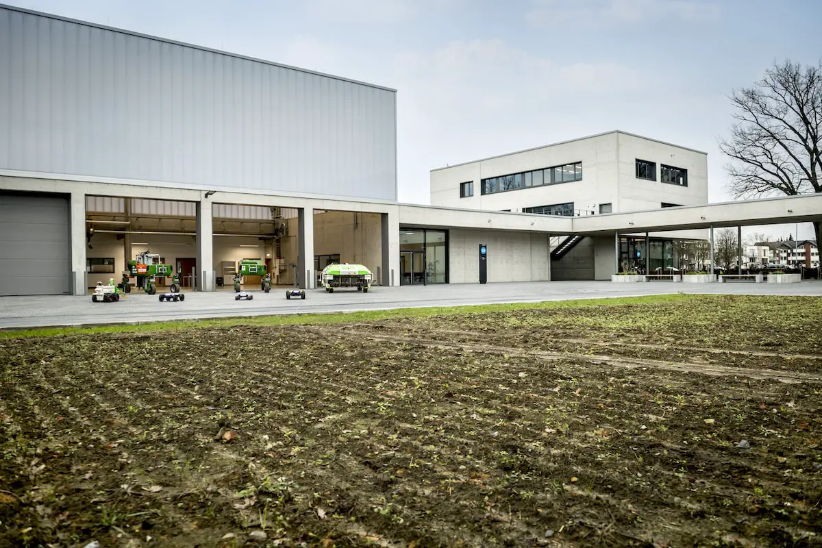 Beim Agro-Technicum an der Hochschule Osnabrück liegen Versuchsfeld, Halle und Laborbereich direkt nebeneinander. / Foto: Hochschule Osnabrück | A. Rogge
