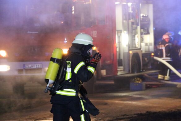 Feuerwehrmitglied unter Atemschutz