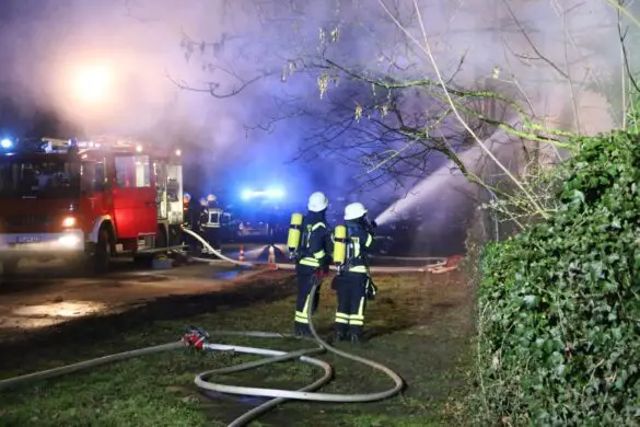 Einsatzstelle mit Schlauchleitungen