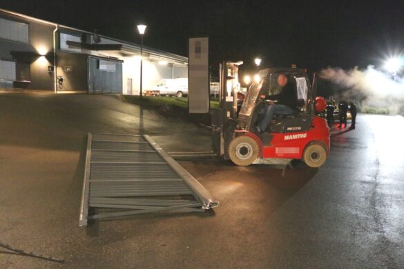 PKW fährt durch Stahltor und prallt gegen Baum in Georgsmarienhütte