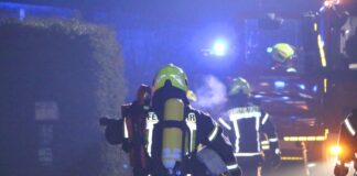 Symbolfoto: Feuerwehrmann läuft mit Atemschutz
