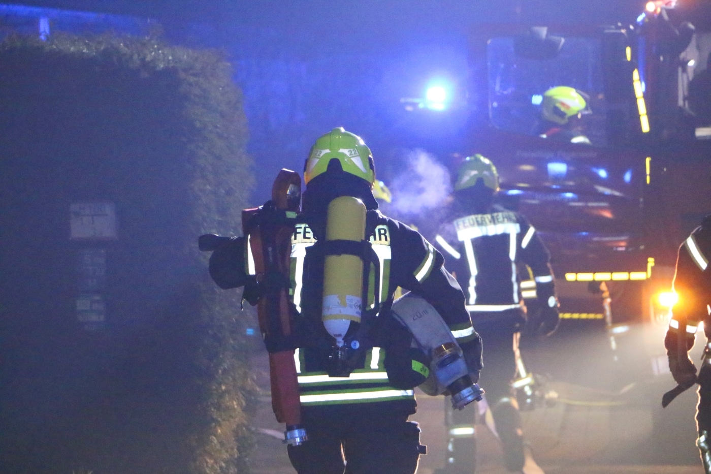 Symbolfoto: Feuerwehrmann läuft mit Atemschutz
