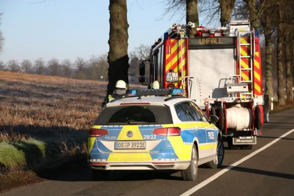 Polizei und Feuerwehr im Einsatz auf Landstraße Polizei und Feuerwehr