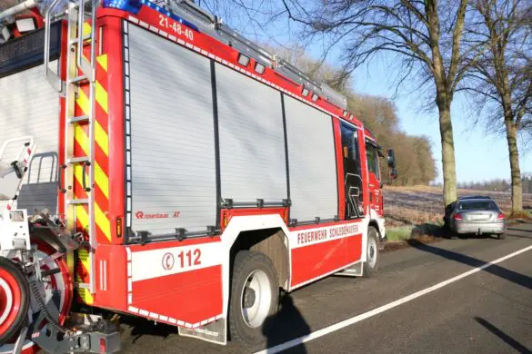 Feuerwehrfahrzeug an Unfallstelle Feuerwehrfahrzeug