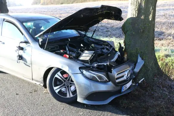 Zerstörte PKW-Front nach Kollision an Baum Zerstörte PKW-Front